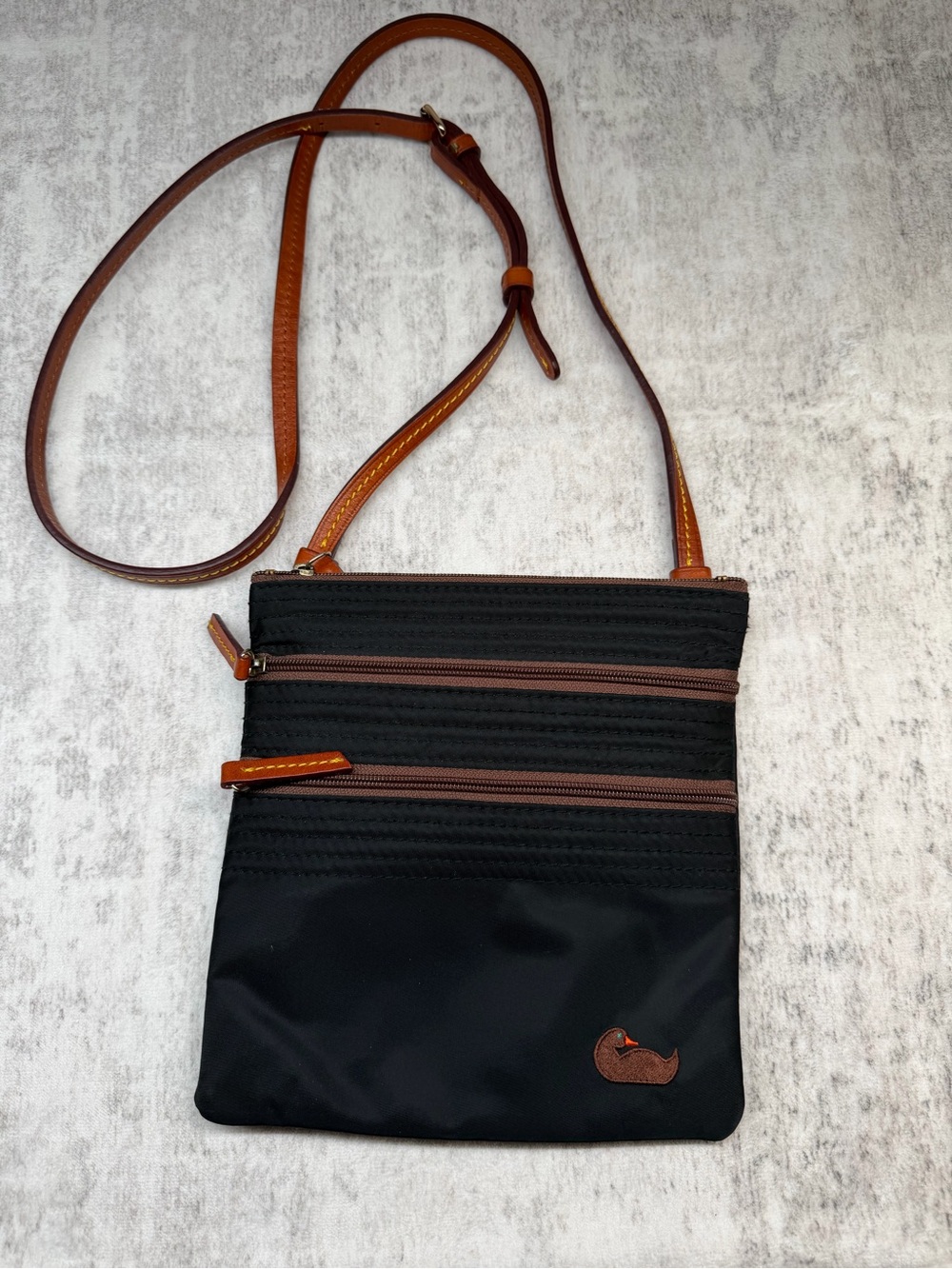 EUC 🔥Dooney & Bourke N/S Triple Zip Crossbody